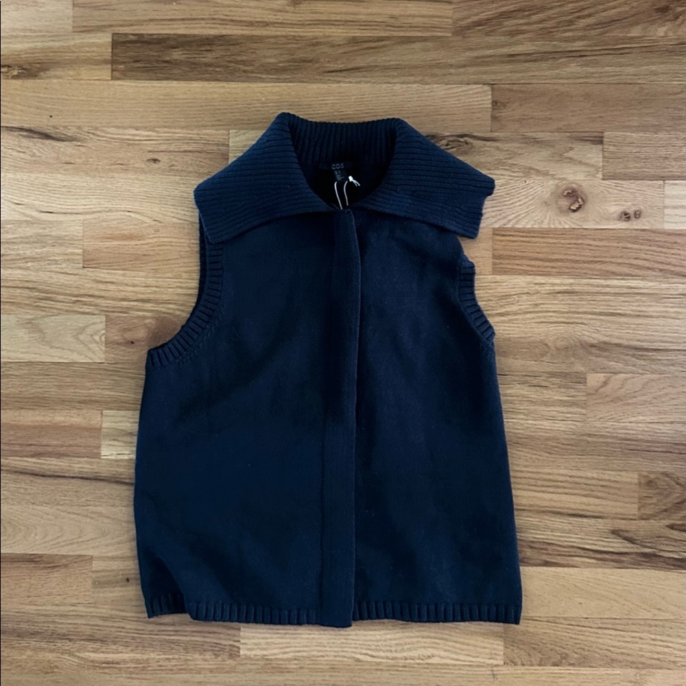 COS Woman’s zip-up Navy knit vest with wide collar, with Tags size Medium